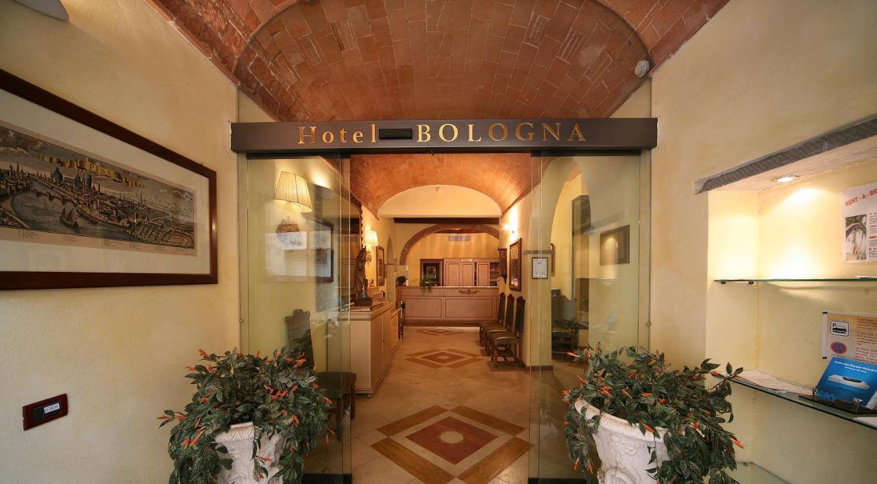 Hotel Bologna大門口