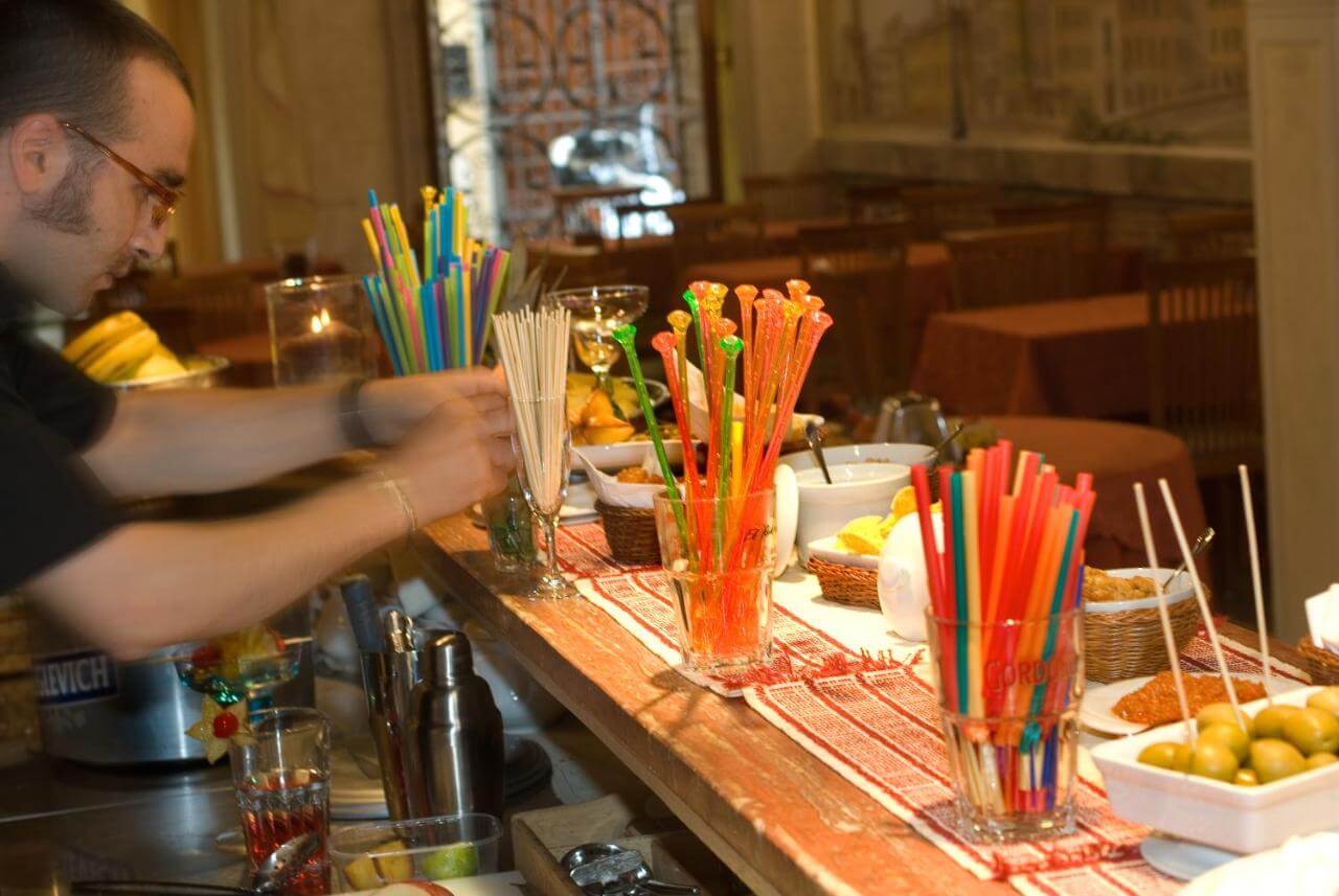 Hotel Bologna內的小點和酒類