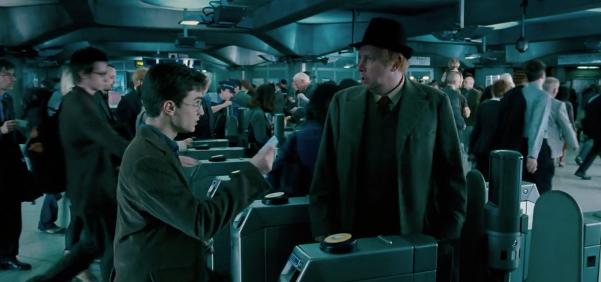 哈利波特在倫敦拍攝的10個知名電影場景-衛斯理先生帶哈利搭地鐵/《哈利波特：鳳凰會的密令》劇中畫面