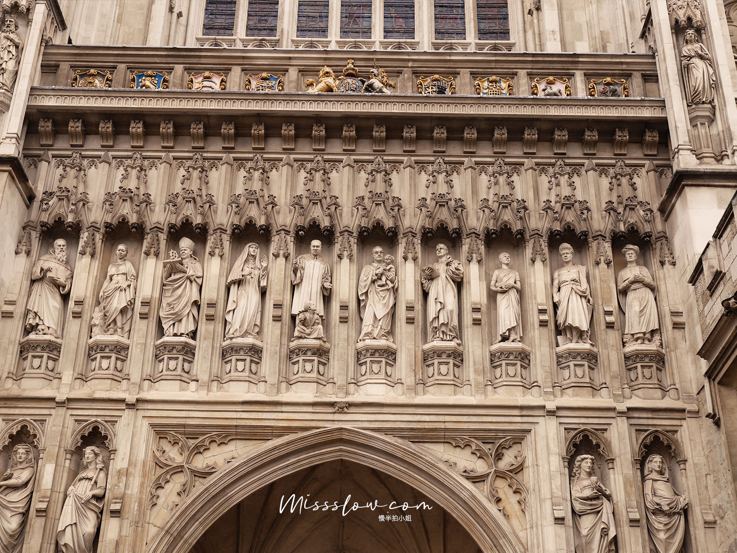西敏寺 Westminster Abbey必看的景點介紹：西敏寺西門門口的10位殉道者雕像