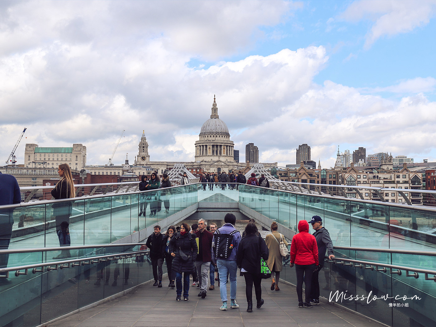 拍攝視角Part2：從Tate Modern泰特美式館這側走上千禧橋Millennium Bridge，拍的聖保羅大教堂  