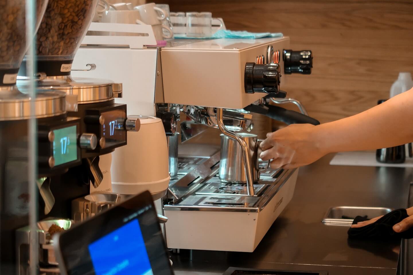 Kiss the Hippo Coffee咖啡機沖煮