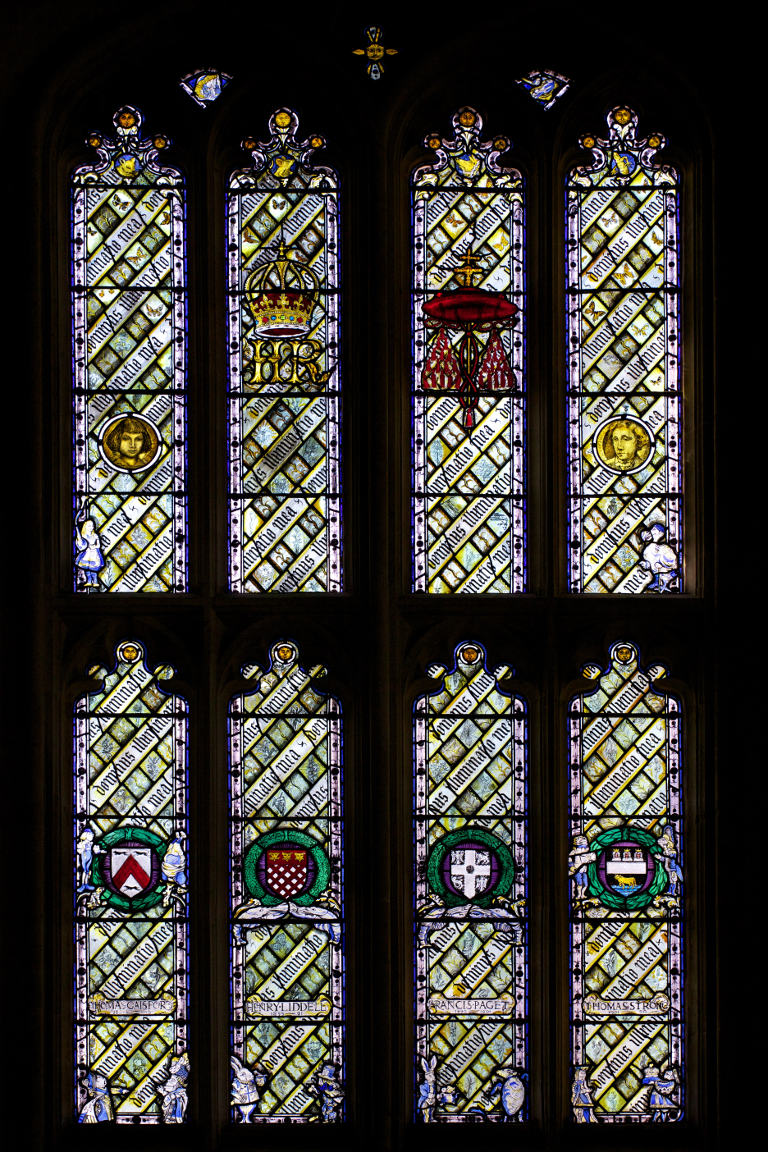 牛津大學基督學院餐廳The Hall：愛麗絲夢遊仙境彩繪玻璃窗