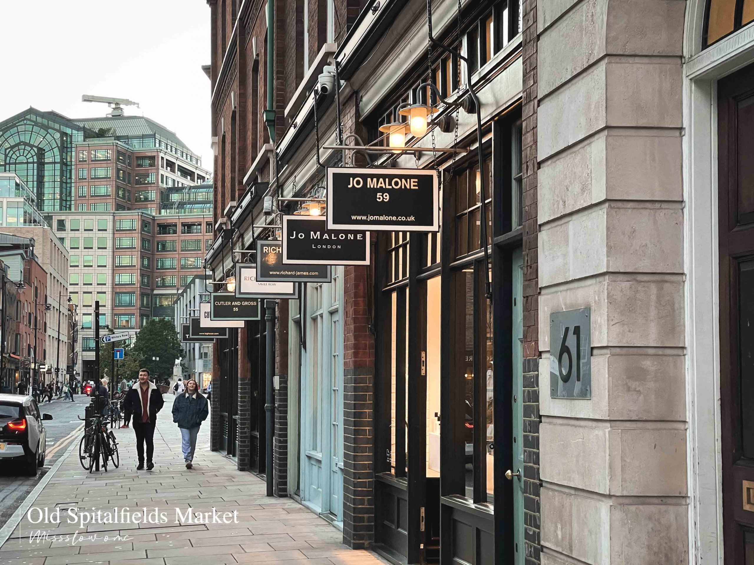 Old Spitalfields Market外圍品牌店家，有身體保養品、服飾和Barber shop。
