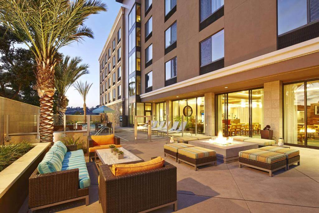 Hampton Inn San Diego Mission Valley 戶外沙發區