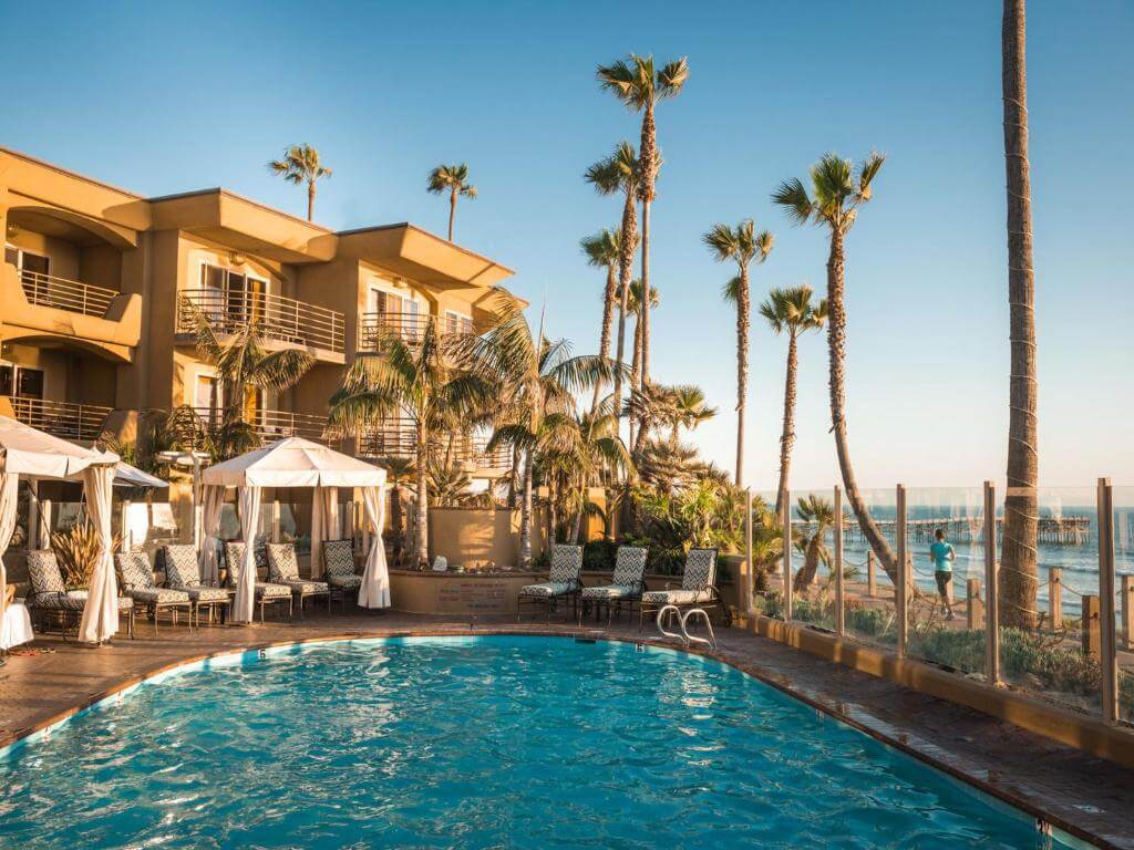 Pacific Terrace Hotel 充滿度假氛圍的泳池
