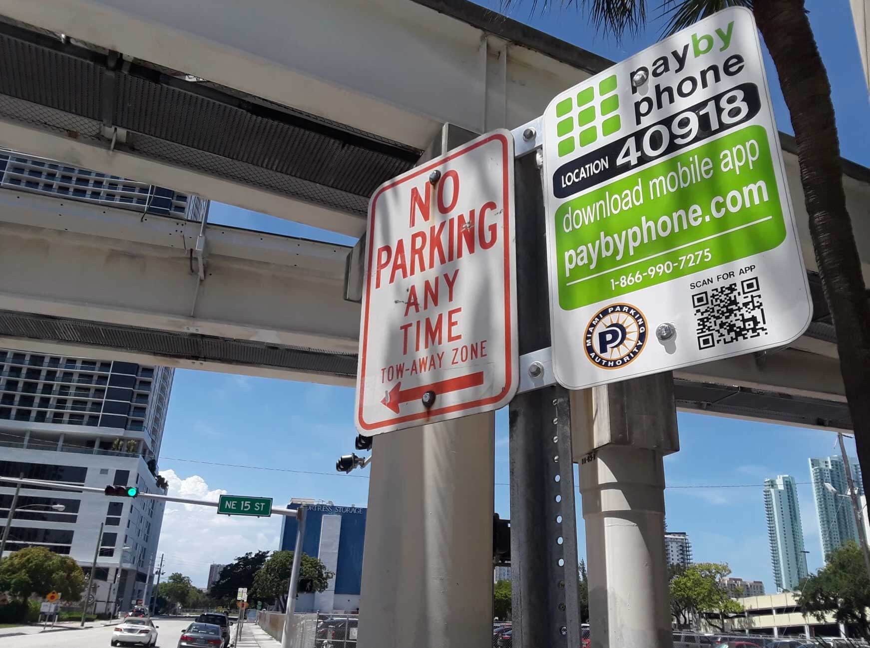 美國 PayByPhone 停車繳費 App 標示牌:包含 Zone Code 與 QR Code 掃描付款