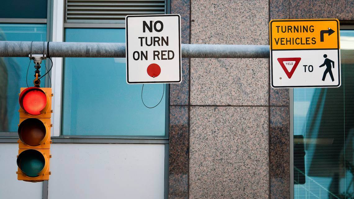 美國交通標誌 No Turn on Red:紅燈時禁止右轉