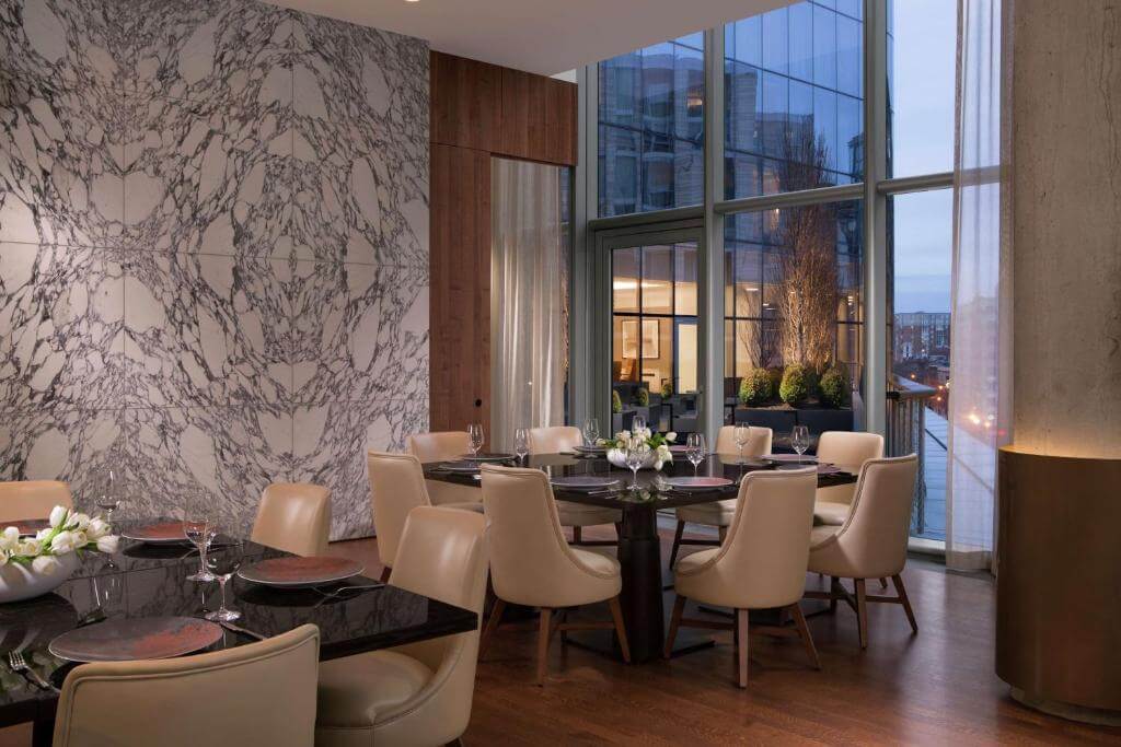 Conrad Washington DC 飯店內部用餐空間