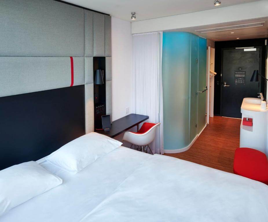邁阿密世界中心酒店(citizenM Miami Worldcenter)充滿撞色設計的房間