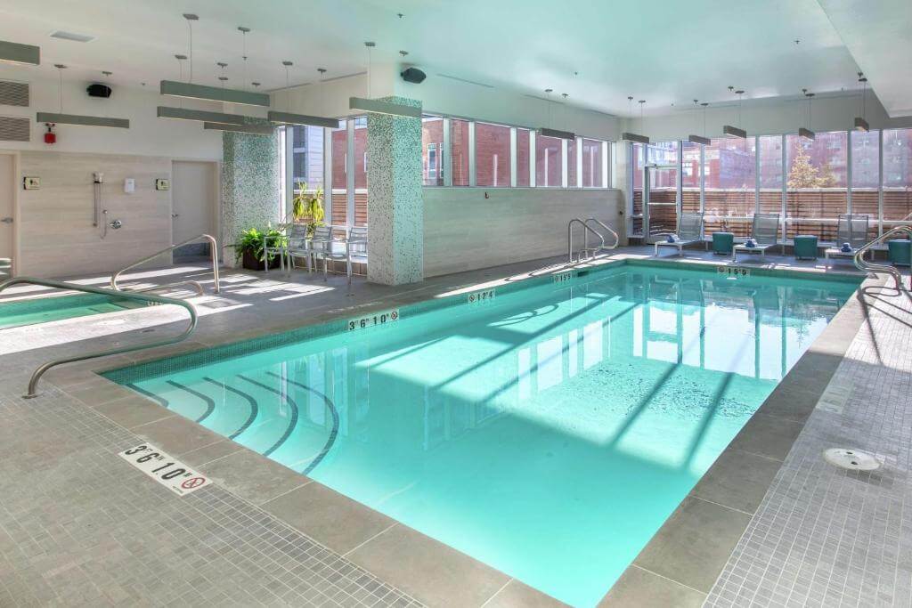 卡加利市中心希爾頓花園酒店(Hilton Garden Inn Calgary Downtown)泳池區