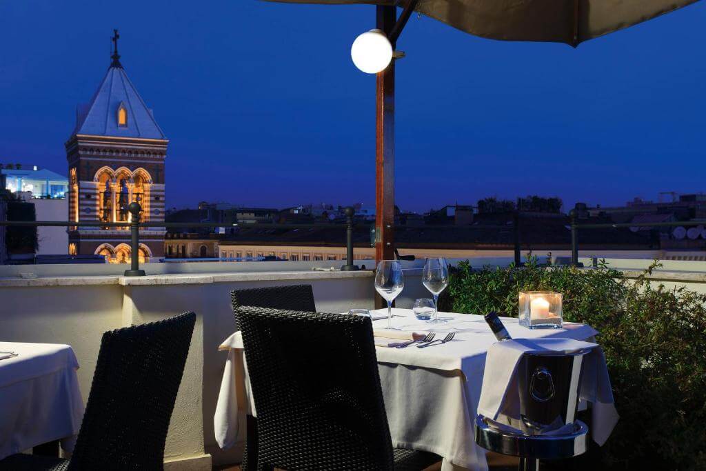 Hotel Artemide 露天用餐區