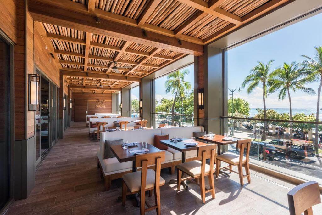 威基基海灘阿洛希拉尼酒店（ʻAlohilani Resort Waikiki Beach）半戶外用餐空間