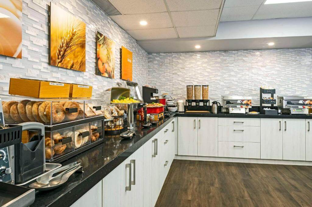 尼加拉瀑布克利夫頓山康福飯店 Comfort Hotel Clifton Hill早餐吧