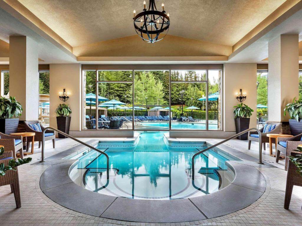 費爾蒙惠斯勒城堡酒店(Fairmont Chateau Whistler)泳池溫水區