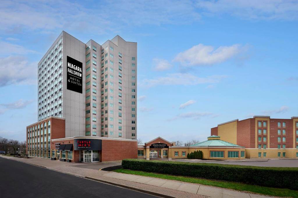 尼加拉瀑布平價的景觀飯店:尼亞加拉瀑布景觀飯店 Niagara Fallsview Hotel & Suites