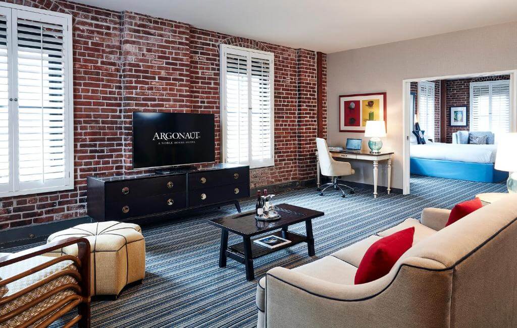 Argonaut Hotel帶小客廳的房型