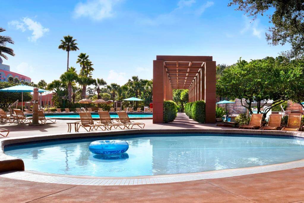 華特迪士尼世界海豚飯店（Walt Disney World Dolphin）戶外泳池區