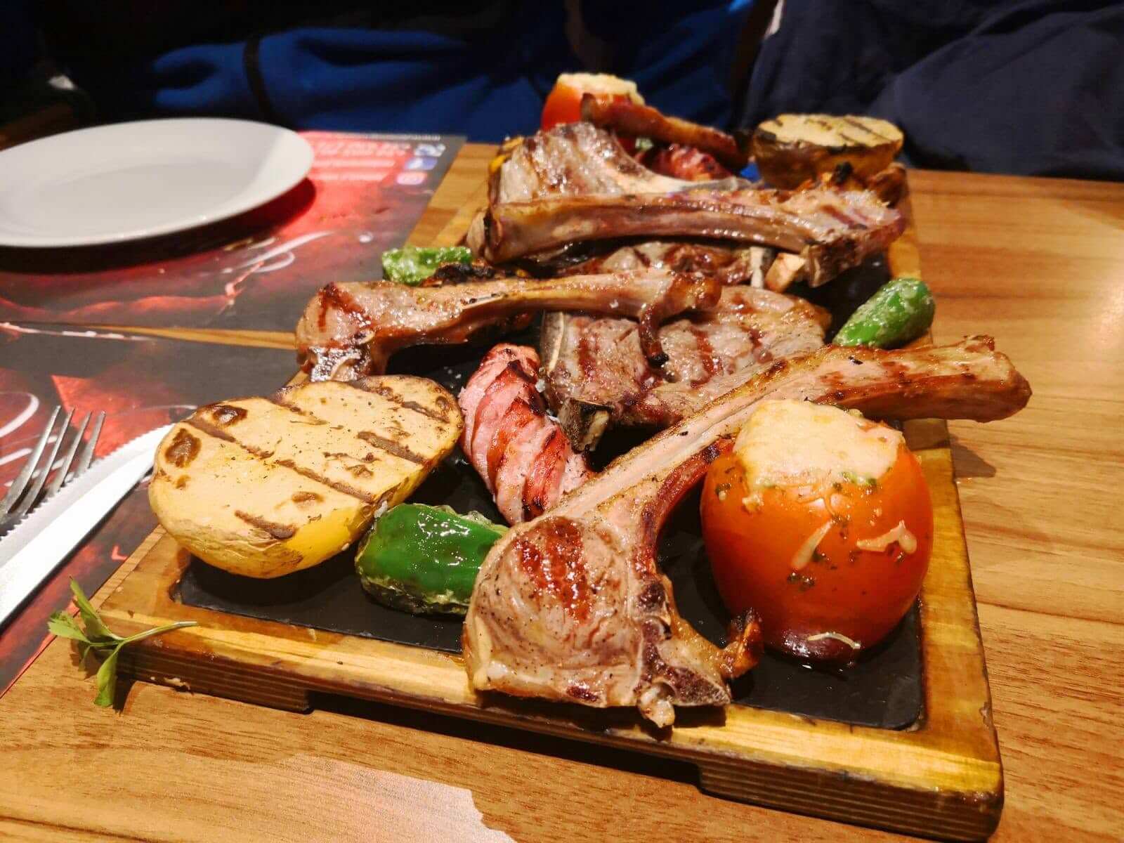 聖家堂附近餐廳的排餐Jamón y Vino